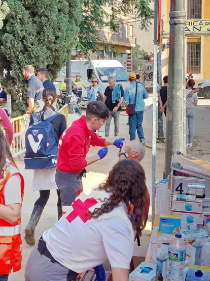 Primeros auxilios en una persona herida leve.