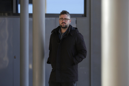 Víctor Manuel Segura Diez, leonés técnico de Socorros de Cruz Roja en Castilla y León, en la estación de León.