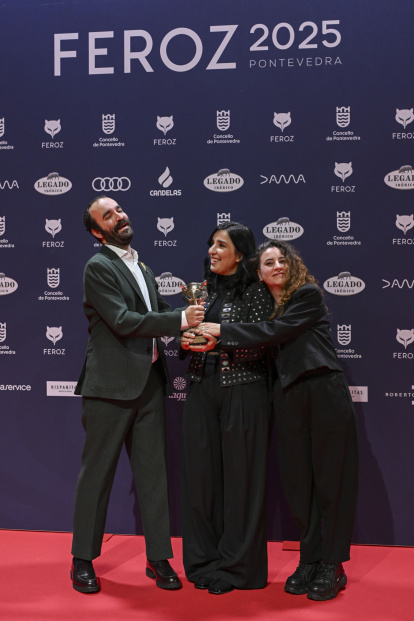 Los guionistas Eduard Sola, Alauda Ruiz de Azua (c) y Julia de Paz ganan el Feroz al mejor guión de serie por