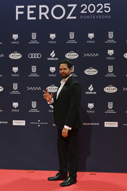 El actor Harlys Becerra posa a su llegada a la gala de entrega de la duodécima edición de los Premios Feroz, este sábado en Pontevedra. EFE/ Brais Lorenzo