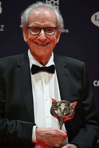 l director y guionista Jaime Chávarri posa con el Premio Feroz de Honor, en la gala de entrega de los Premios Feroz, en su duodécima edición, este sábado en Pontevedra. EFE/Brais Lorenzo