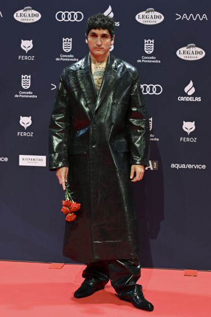 El actor Daniel Fernández Pozo, La Dani, posa a su llegada a la gala de entrega de la duodécima edición de los Premios Feroz, este sábado en Pontevedra. EFE/ Brais Lorenzo