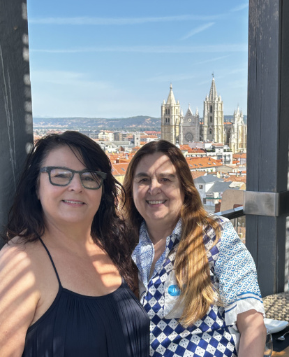 Teresa Jular Pérez-Alfaro y Cristina Jular Pérez-Alfaro en León.