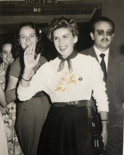 Ana Mariscal, saluda a los espectadores del Cine Morán, el día de 1953 en que estreno su primera película como directora, 'Segundo López, aventurero urbano.