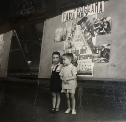 Dos niños junto al cartel de 'La isla del tesoro'.