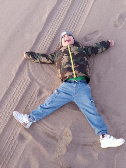 Guzmán, tumbado en la arena de la playa en Barcelona.