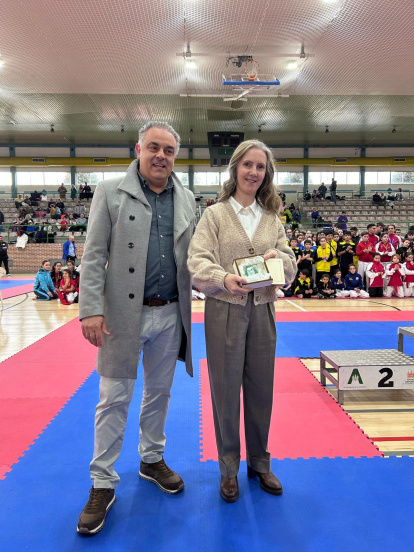 José Luis Nieto y Ana Isabel Tagarro (presidenta de la Federación de Karate de Castilla y León).