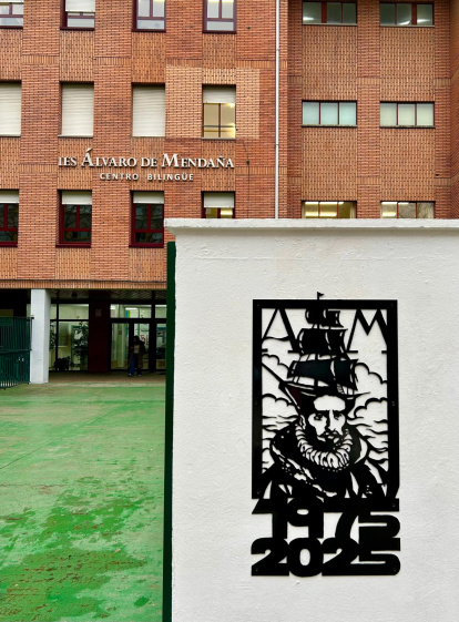 Un mural  en placa metálica, en la entrada del centro.