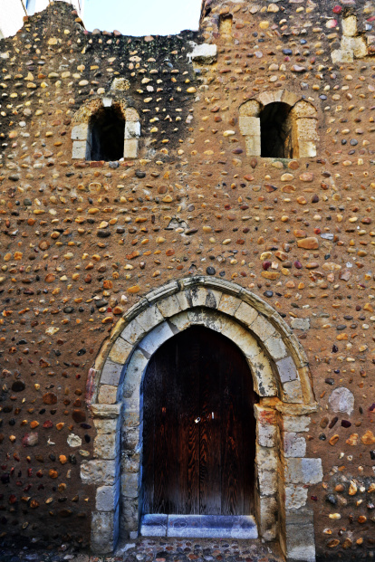 Torreón de doña Berenguela, en el patio de las Teresianas, restos del palacio imperial de Alfonso VII en el que su hermana, doña Sancha, preparó el tálamo nupcial de una infanta bastarda hija del rey.