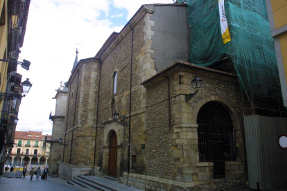 La calle Plegaria y la iglesia de San Martín, el lugar donde se postró doña Constanza en la procesión del Viernes Santo para rezar por la paz y por la vida de su hijo, de ahí el nombre de la calle.