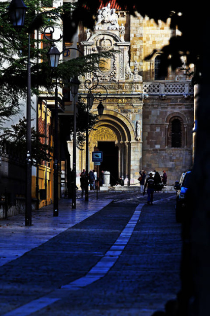 Fachada de la basílica de San Isidoro vista desde el Cid, la calle que recorrió doña Jimena, esposa del Cid Campeador, para asistir a la misa de parida 40 días después del nacimiento de su hija Sol.