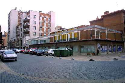 En lo que es el actual casino del Conde Luna levantó Enrique, el primero de los Trastamara, un impresionante palacio en honor de su madre, Leonor de Guzmán, amante del rey, que le dio diez bastardos.