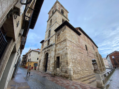 La iglesia del Mercado, donde acudió a rezar dos veces la reina Isabel II, que hizo una bellísima donación para el ajuar de la Virgen del Mercado, la gran devoción mariana  de la ciudad.