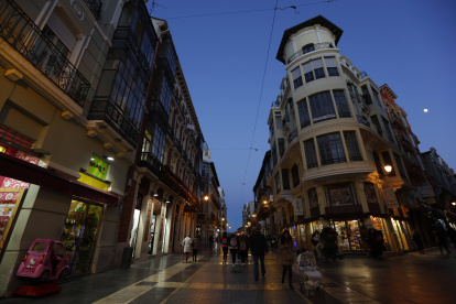 Por la calle Ancha, entonces la vía Principalis del campamento romano, pasaba a diario Trajano. Cuentan que con él vivió en  su esposa, Plotina, a quien se debería que la ciudad tenga anfiteatro.