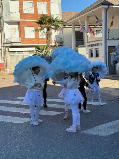 Participantes en el desfile organizado por el Ayuntamiento de Toral.