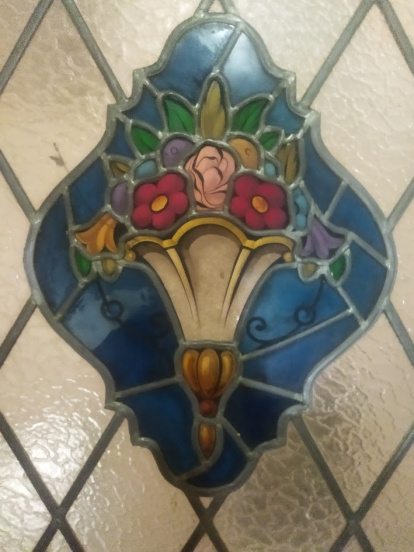 Una vidriera decorativa en el interior del edificio.