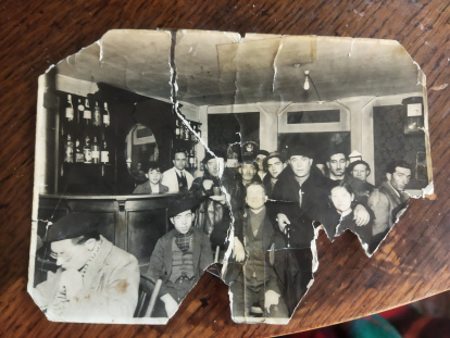Albina Pérez, primera por la derecha, con su padre en el Bar Aterrizaje en los años 30.