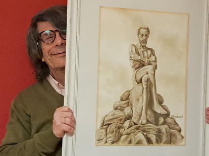 Eduardo Aguirre con una ilustración de Cervantes de Garcés.