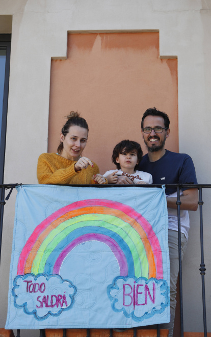 Una familia con un mensaje en apoyo a los afectados por la crisis del coronavirus durante el confinamiento en 2020.