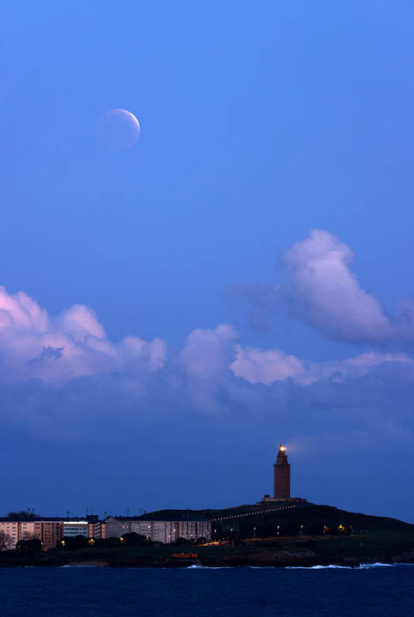Eclipse de Luna visto desde el concello coruñés de Oleiros con la Torre de Hércules en primer término