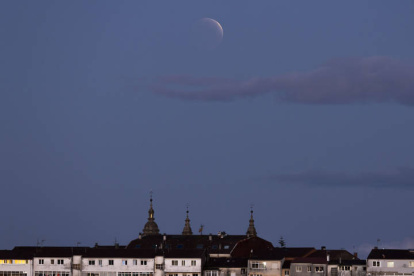 La luna poco antes del máximo del eclipse total, se pone a las 07:13 am, este viernes en Santiago de Compostela.