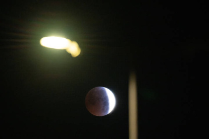 El eclipse de luna visto desde Puerto del Rosario (Fuerteventura) este viernes