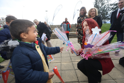 La científica fue recibida por un grupo de niños.