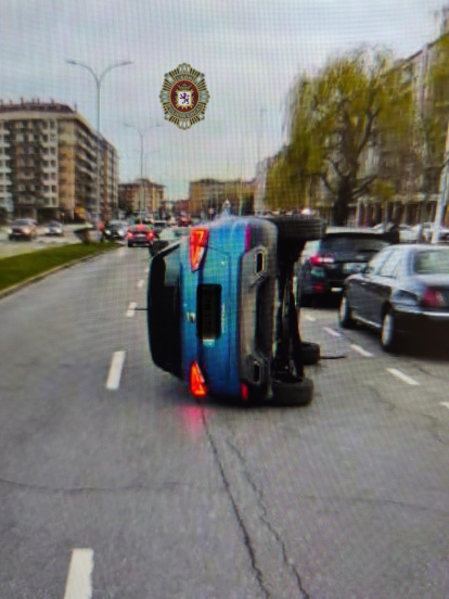 Imagen del coche volcado en La Palomera en León.