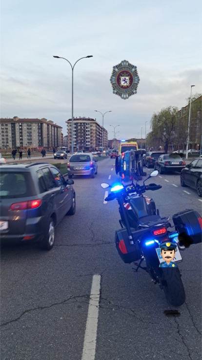 Imagen del coche volcado en La Palomera en León.