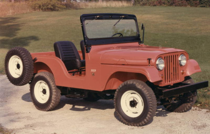 En 1945, el Jeep CJ trascendía la filosofía militar a la utilización de la vida civil; la fotografía muestra la versión CJ5 del año 1955.