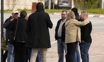 Familiares y amigos acuden al tanatorio de Bembibre del minero David Álvarez.
