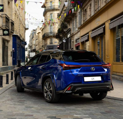 La vista zaguera del Lexus UX ofrece la habitual ‘potencia estética’ de un crossover urbanita .