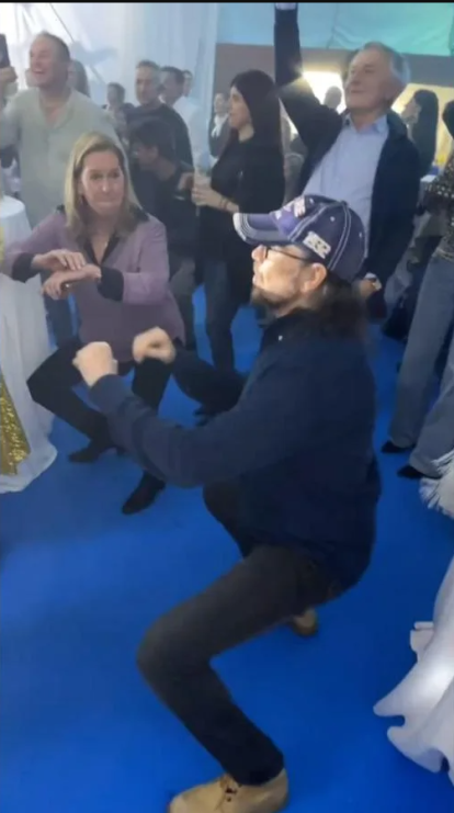 Santiago Segura baila durante la fiesta de cumpleaños de Jesús Calleja en León por sus 60 años.