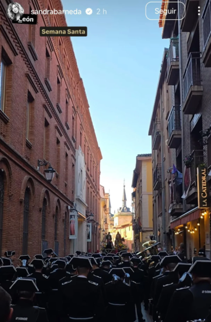 Sandra Barneda asiste a una procesión durante la mañana de este Domingo de Ramos en León.
