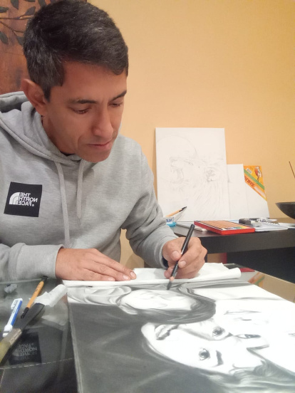 Pintando retratos, otra de sus especialidades.