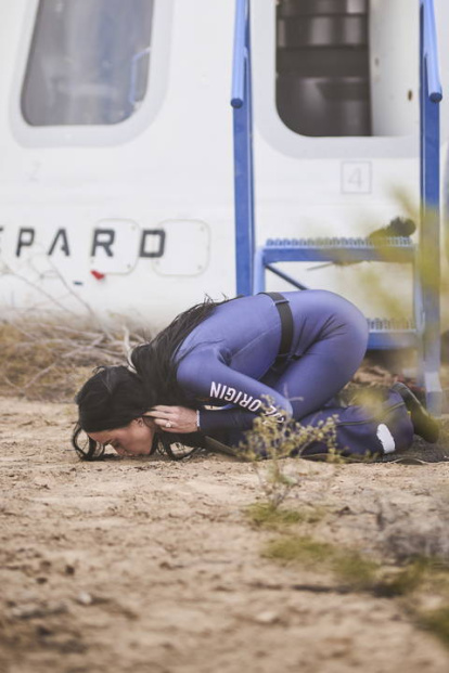Katy Perry besa el suelo tras salir del New Shepard. EFE/EPA/HANDOUT / BLUE ORIGIN HANDOUT HANDOUT
