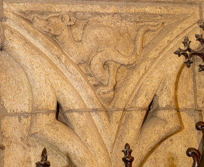 Enjuta con dragón de cola enroscada en la capilla de Santa Teresa, en la Catedral de León.