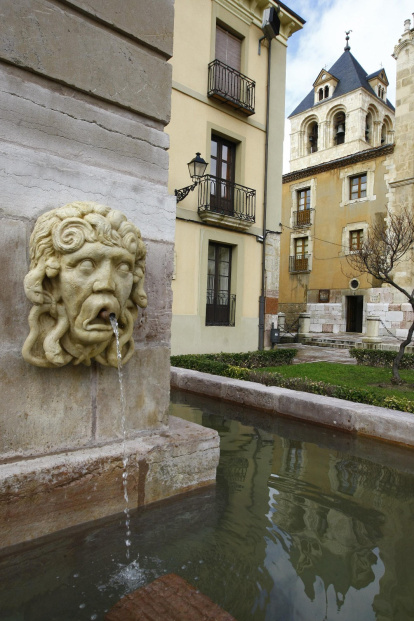 .La medusa abre sus fauces frente a la casa de un matador de dragones, San Isidoro, con sus cabellos enredados de serpientes. Un monstruo femenino del inframundo que santifica el agua en la fuente de la plaza de San Isidoro.