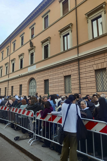 Fieles esperan para poder ver el féretro del papa Francisco, este miércoles en Ciudad del Vaticano.
EFE/ Marta Rullán Ferrer
