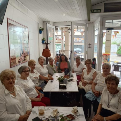 Ana Gaitero, con las mujeres que participan en la película.