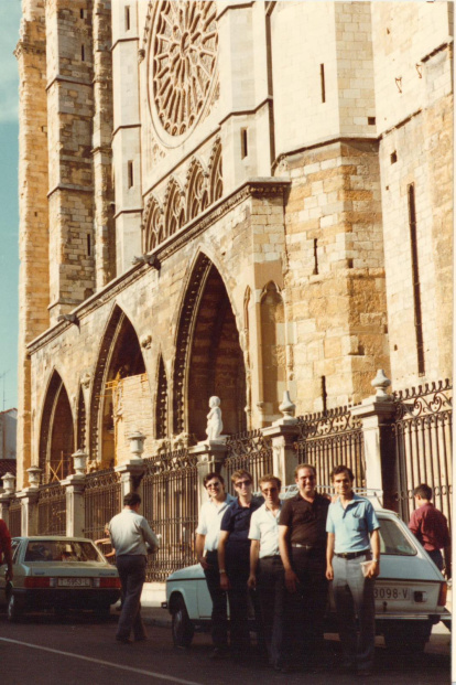 León XIV, a la derecha en la imagen, junto a la Catedral de León.