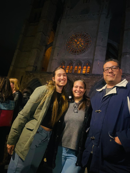 Esmeralda junto a su marido y su hija ante la Catedral de León