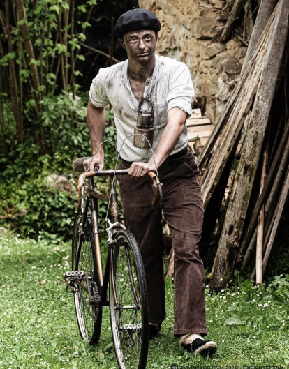 Aspecto que se busca para recrear la vestimenta de un minero de los años 40, en una imagen de los recreadores del Grupo Frente del Nalón, de Candamo.