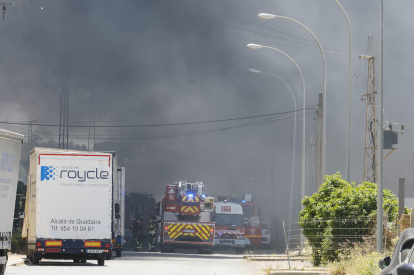 <p>La Junta de Andalucía ha activado la fase de emergencia, situación operativa 1, del Plan Territorial de Emergencias de Protección Civil en Andalucía ante la posible evolución del humo generado en el incendio de una nave industrial en Alcalá de Guadaíra (Sevilla). EFE/José Manuel Vidal</p>