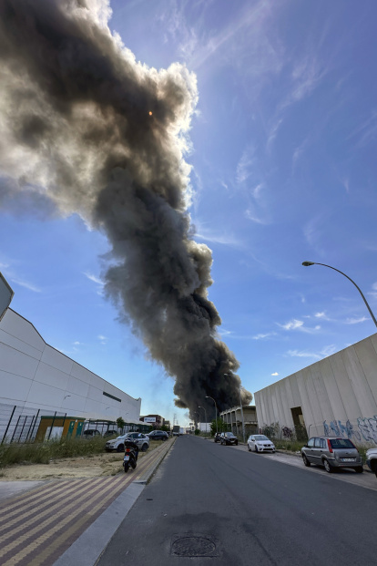 Incendio de una nave industrial en Alcalá de Guadaíra.