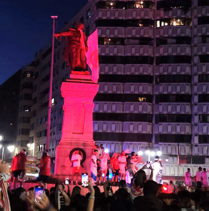 Llegan los jugadores a Guzmán.