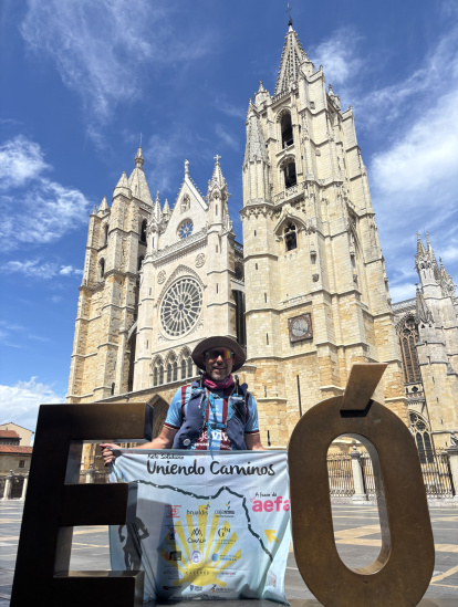 El corredor solidario Abel de Frutos en su paso por León.