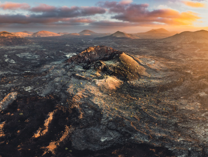 Volcán en Lanzarote, Islas Canarias, España.