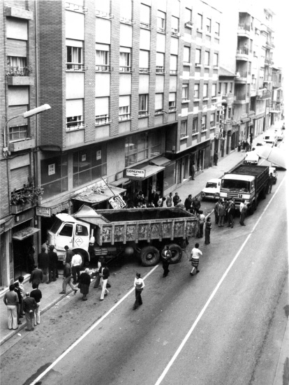 Accidente de un camión que perdió los frenos, empotrado en una tienda de la avenida de La Puebla en los años setenta.