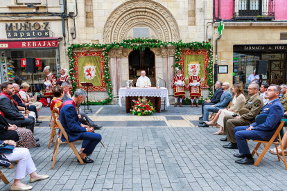 León celebra la tradicional misa de San Juan en la capilla del Cristo de la Victoria.